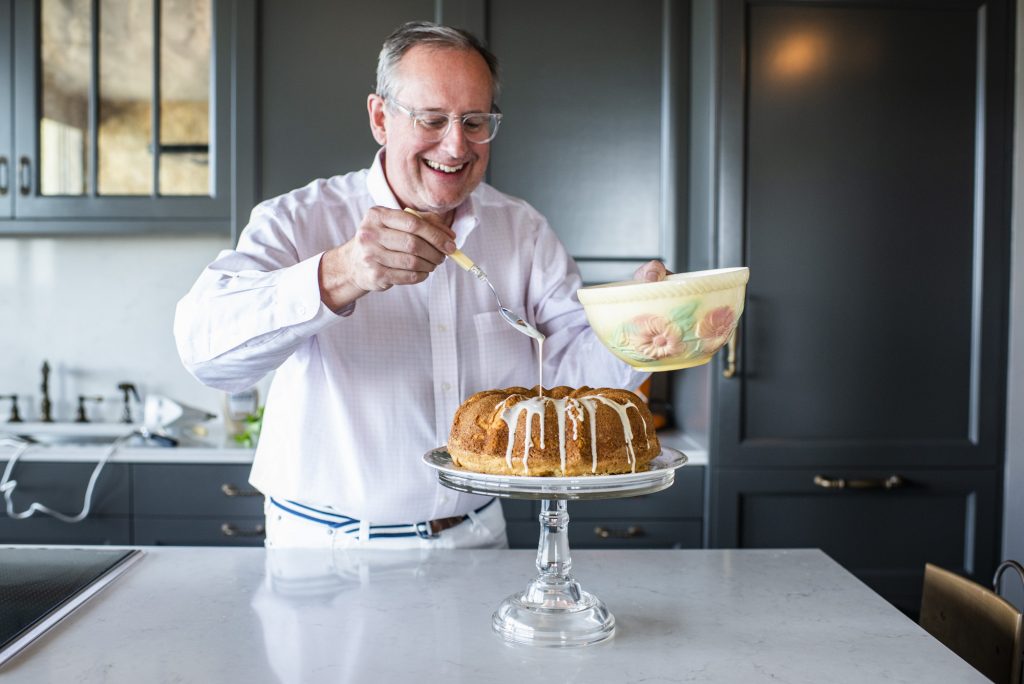 Steve McKenzie Atlanta decorating cake with Jackson Morgan Cream